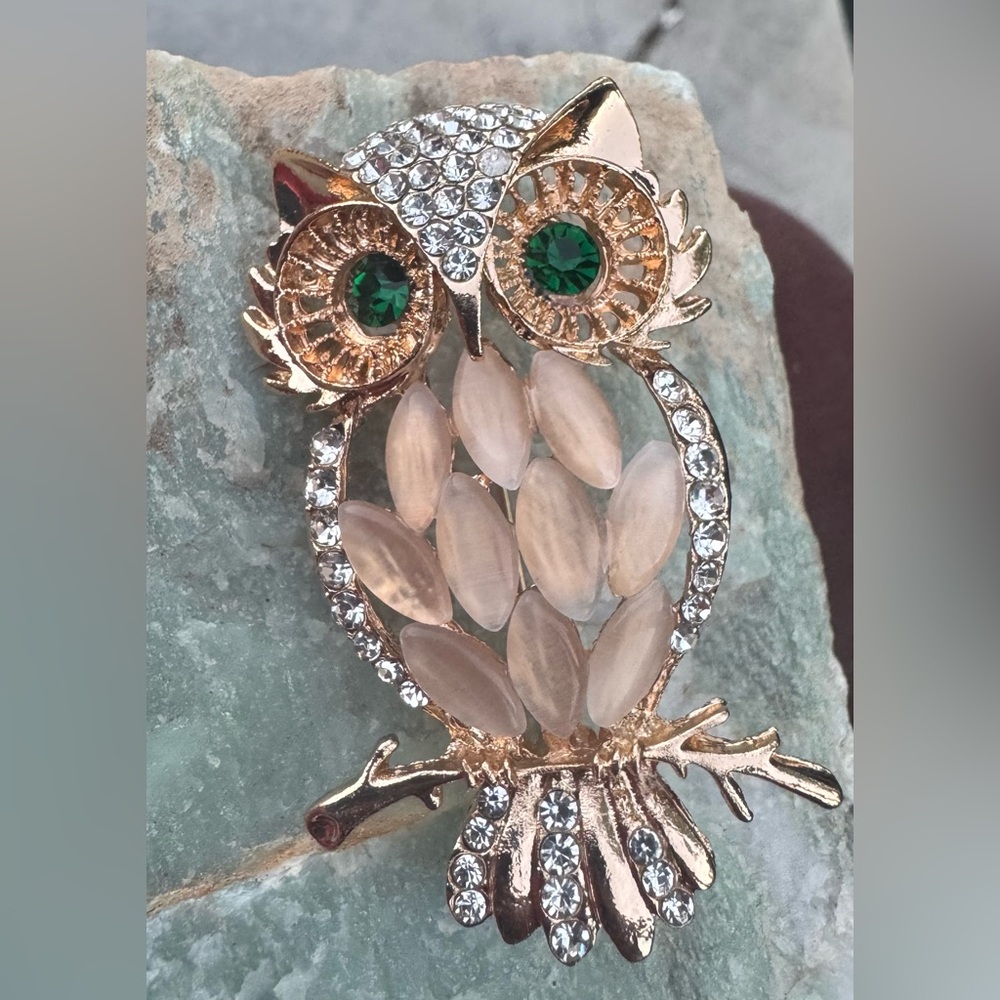 “Wise Radiance” Vintage-Inspired Owl Brooch with Emerald Green Eyes